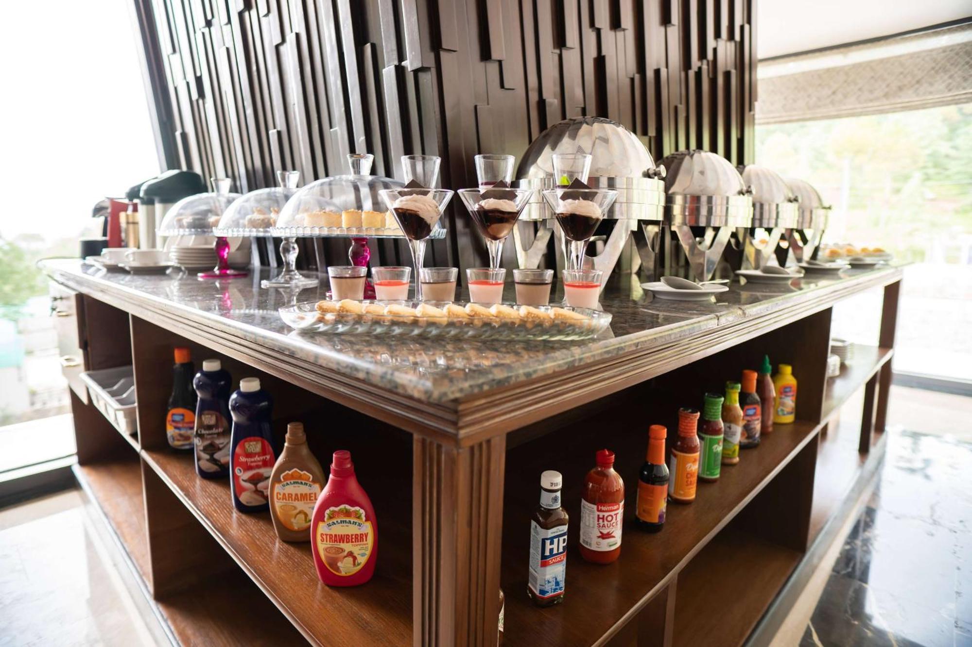 Ramada By Wyndham Murree Lower Topa Resort エクステリア 写真